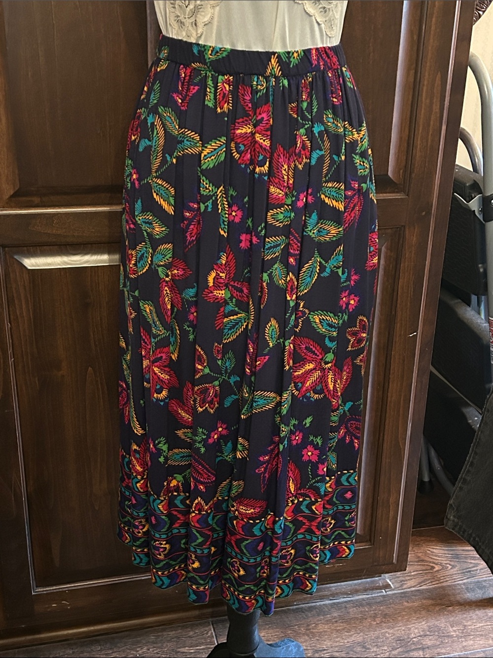1980’s Ricky - Leslie Fay Sz 6 Ankle length Pleated skirt Tribal Floral Navy